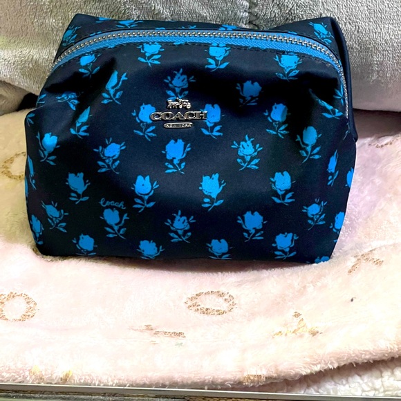 Beautiful Little Coach Makeup Bag - Picture 1 of 8